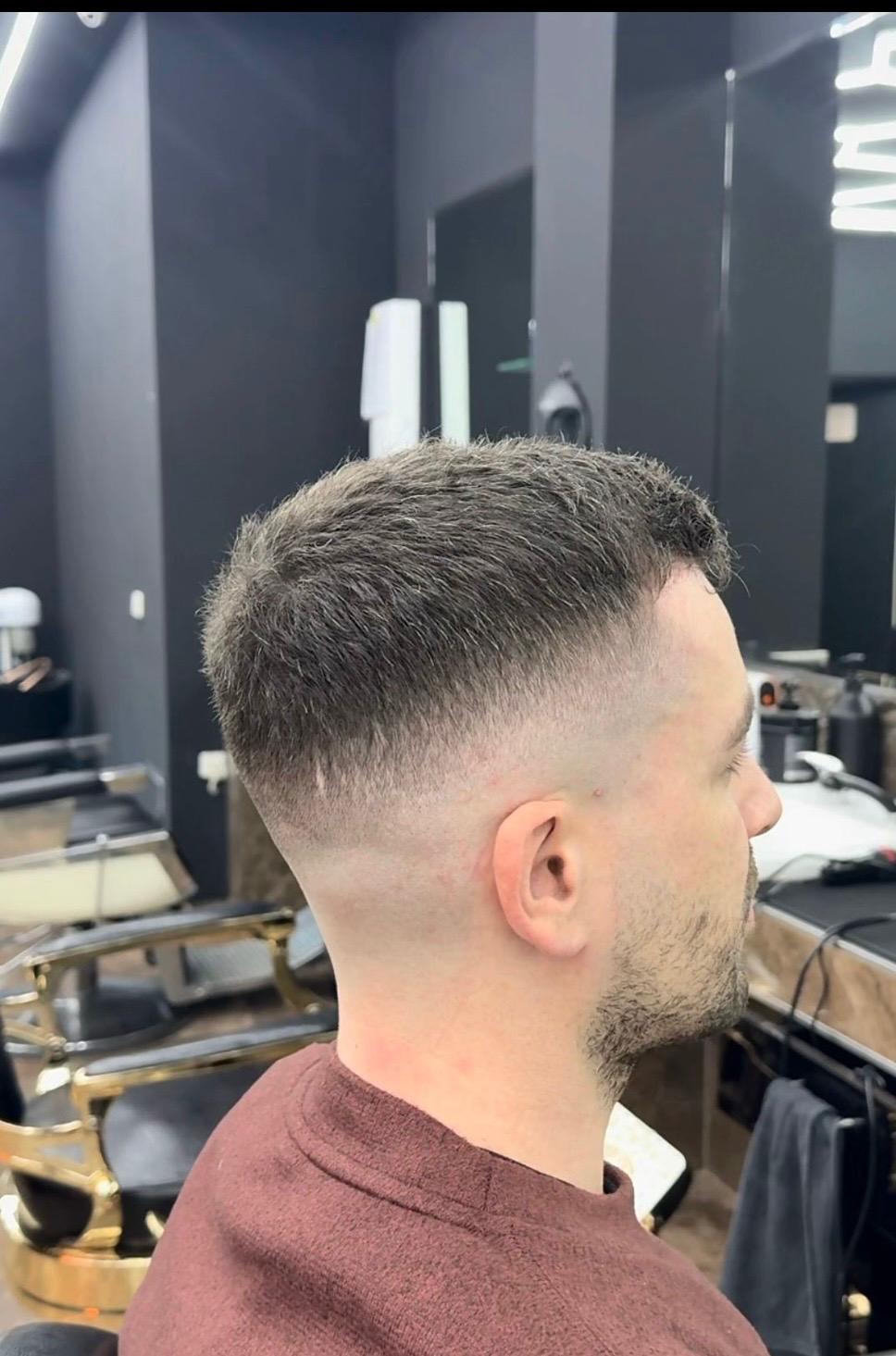 Kurzer Crop mit High Skin Fade