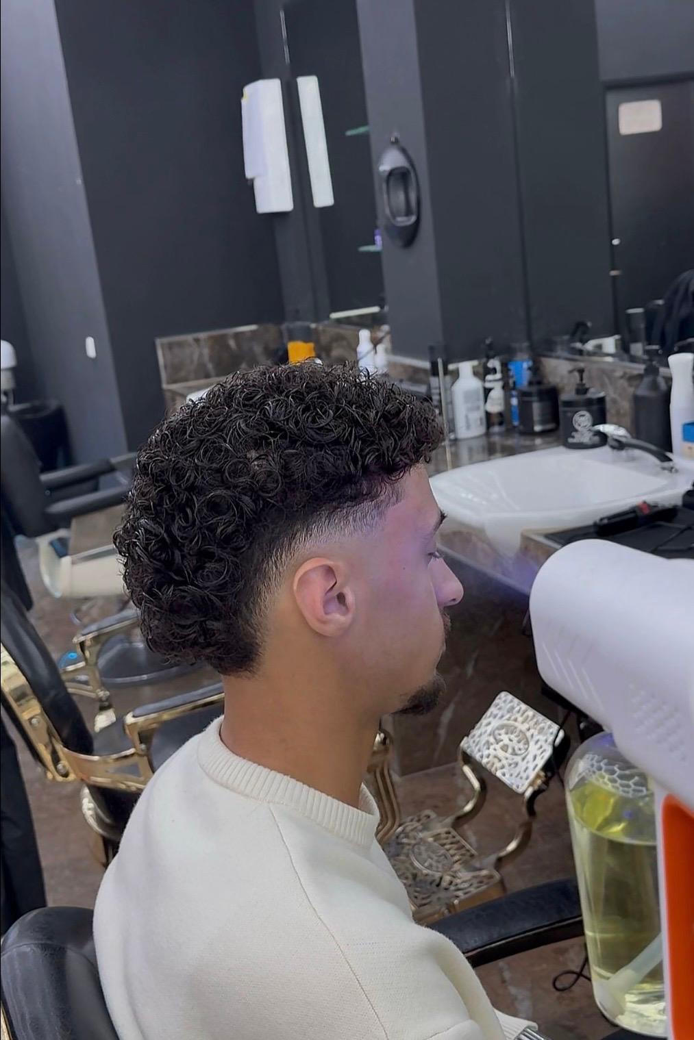 Curly Mullet mit Drop Fade
