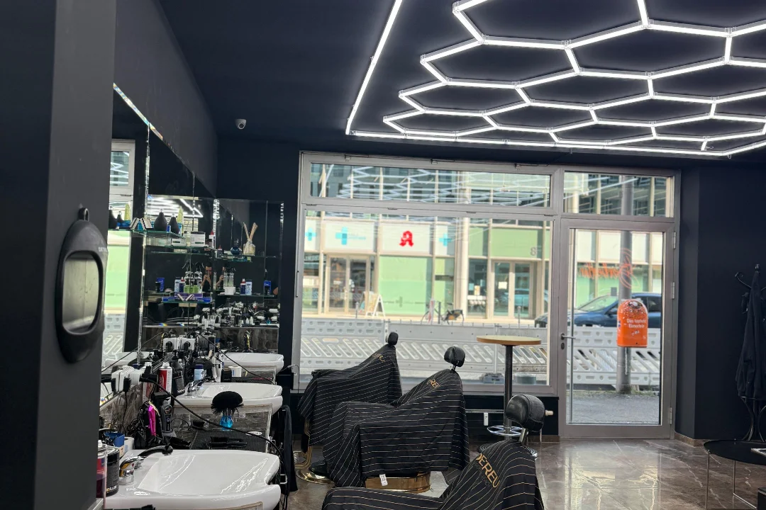 Blick aus dem Berberlin Salon zur Straße mit gestreiften Umhängen auf den Stühlen
